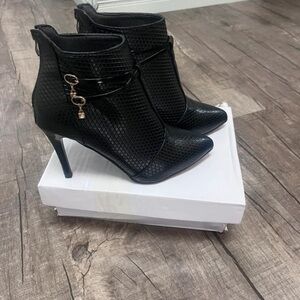 Elegant Black Heeled Boots with Textured Finish